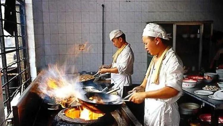 西施解开裙子坐在我腿中间